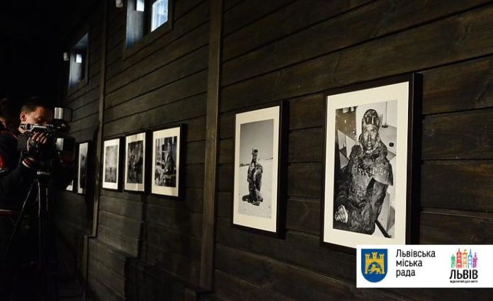 У Львові відкрили фотовиставку пам’яті Аміни Окуєвої У Львові відкрили фотовиставку пам’яті Аміни Окуєвої