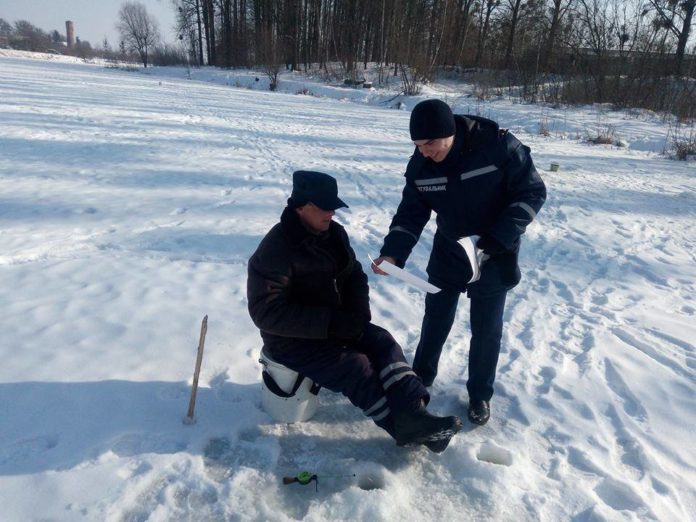 На Львівщині рятувальники нагадують рибалкам правила безпеки На Львівщині рятувальники нагадують рибалкам правила безпеки