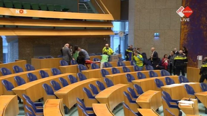 У парламенті Нідерландів намагався повіситись чоловік (відео) У парламенті Нідерландів намагався повіситись чоловік (відео)