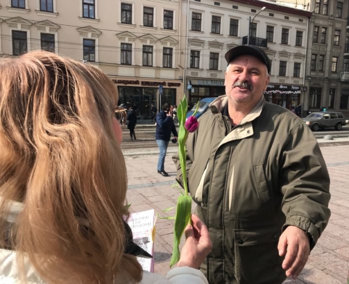 У центрі міста жінки влаштували акцію «Подаруй квіти чоловікові!» У центрі міста жінки влаштували акцію «Подаруй квіти чоловікові!»