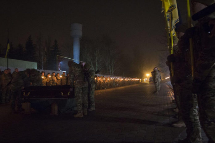 Сьогодні прощатимуться з одним з кращих фронтових снайперів: загиблого героя зустрічали на колінах Сьогодні прощатимуться з одним з кращих фронтових снайперів: загиблого героя зустрічали на колінах