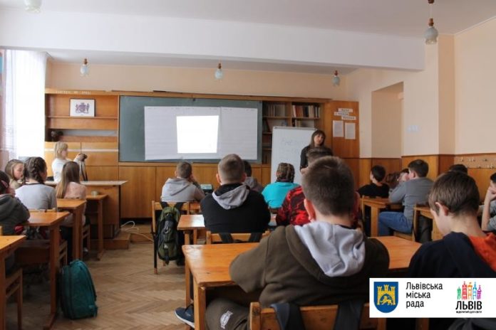 У школах Рясного розпочали навчання енергоощадності у межах проекту «Район зелених технологій» У школах Рясного розпочали навчання енергоощадності у межах проекту «Район зелених технологій»