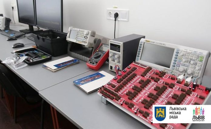 У «Львівській політехніці» відкрили сучасну лабораторію програми «Інтернет речей» У «Львівській політехніці» відкрили сучасну лабораторію програми «Інтернет речей»