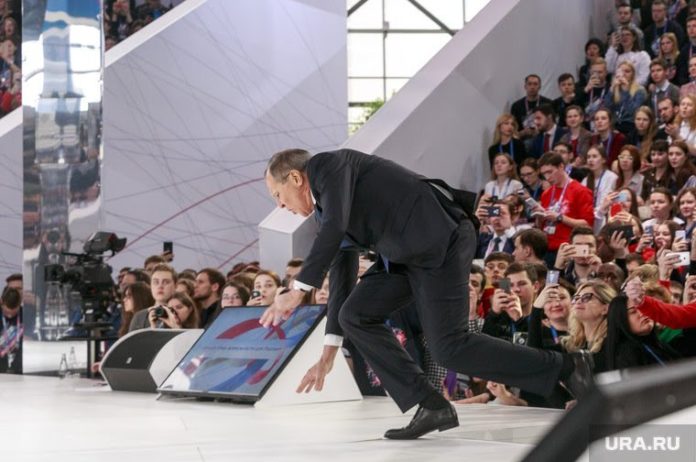 Конфуз у Москві: Лавров впав на сцені перед лекцією про можливості Росії Конфуз у Москві: Лавров впав на сцені перед лекцією про можливості Росії