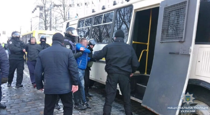 Під Кабміном затримали 7 мітингувальників за бійку з силовиками Під Кабміном затримали 7 мітингувальників за бійку з силовиками
