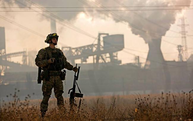 На Донбасі постраждав український військовий