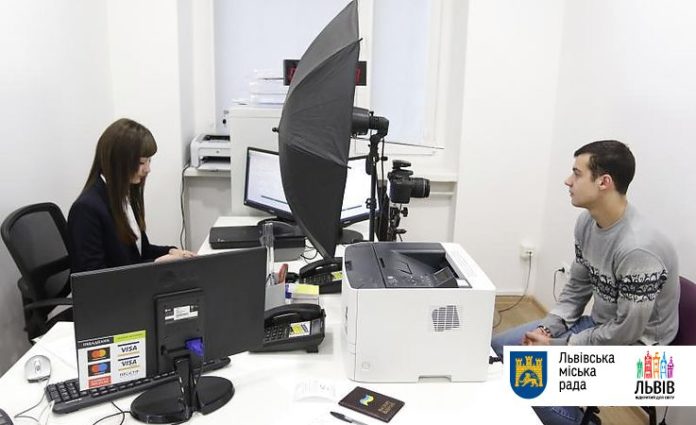 У Львові цього року понад 10 тисяч осіб вже замовили паспорти у ЦНАПах У Львові цього року понад 10 тисяч осіб вже замовили паспорти у ЦНАПах