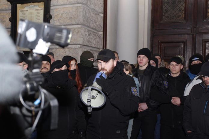 У Львові активісти блокують концерт Ірини Білик (фото) У Львові активісти блокують концерт Ірини Білик (фото)