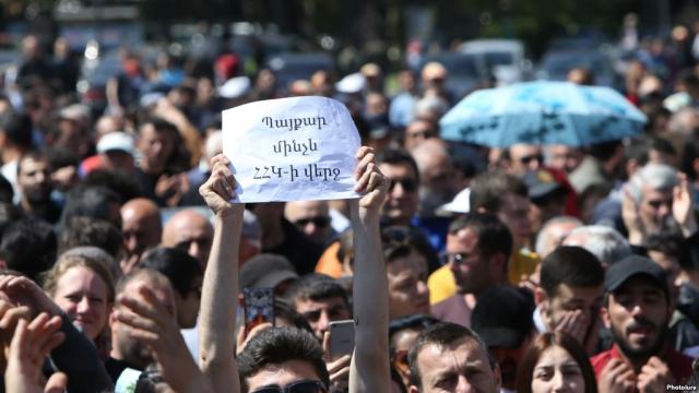 У Вірменії відновилися протести, поліція стягує спецтехніку