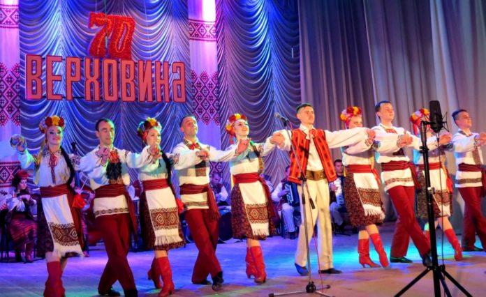 Перед обласними депутатами виступив ансамбль, який позбавили фінансування Перед обласними депутатами виступив ансамбль, який позбавили фінансування