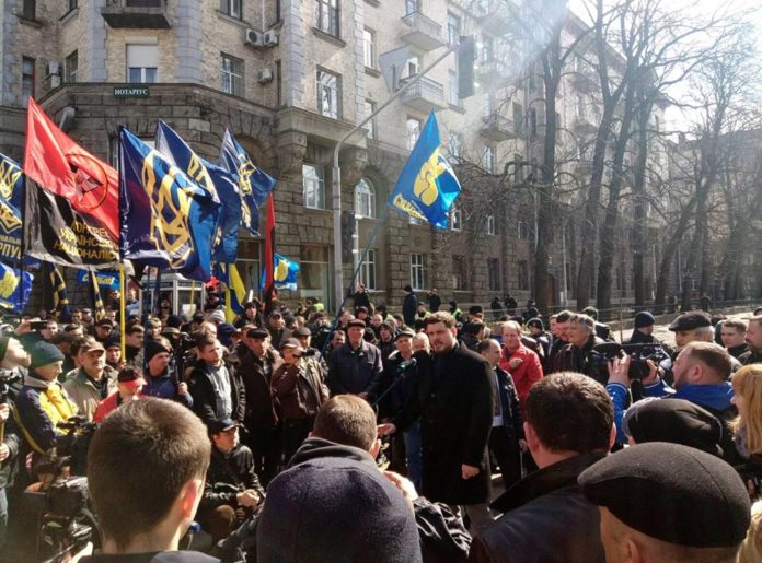 У Києві націоналісти йдуть маршем «За українське майбутнє без олігархів» (фото) У Києві націоналісти йдуть маршем «За українське майбутнє без олігархів» (фото)