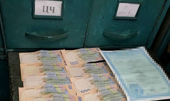 На Львівщині затримали чиновницю ДМС під час одержання хабара (фото) На Львівщині затримали чиновницю ДМС під час одержання хабара (фото)