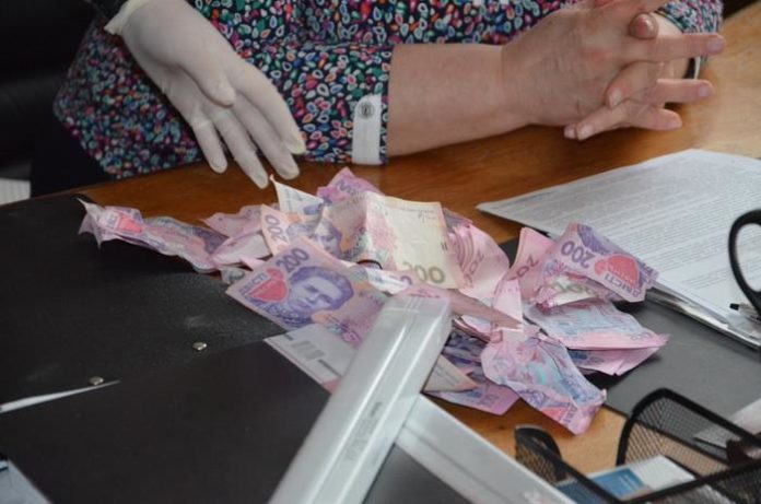На Прикарпатті викрили на хабарі заступницю керівника податкової інспекції На Прикарпатті викрили на хабарі заступницю керівника податкової інспекції