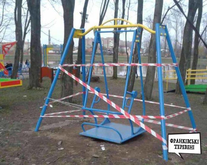 У Коломиї студентка померла після падіння з дитячої гойдалки У Коломиї студентка померла після падіння з дитячої гойдалки