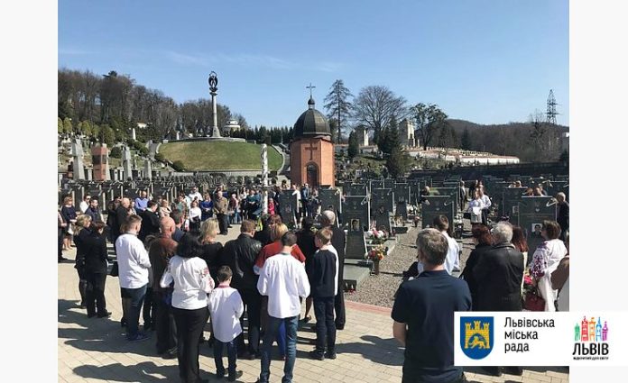 У Великодню неділю у Львові спільно помолились за загиблих воїнів АТО У Великодню неділю у Львові спільно помолились за загиблих воїнів АТО