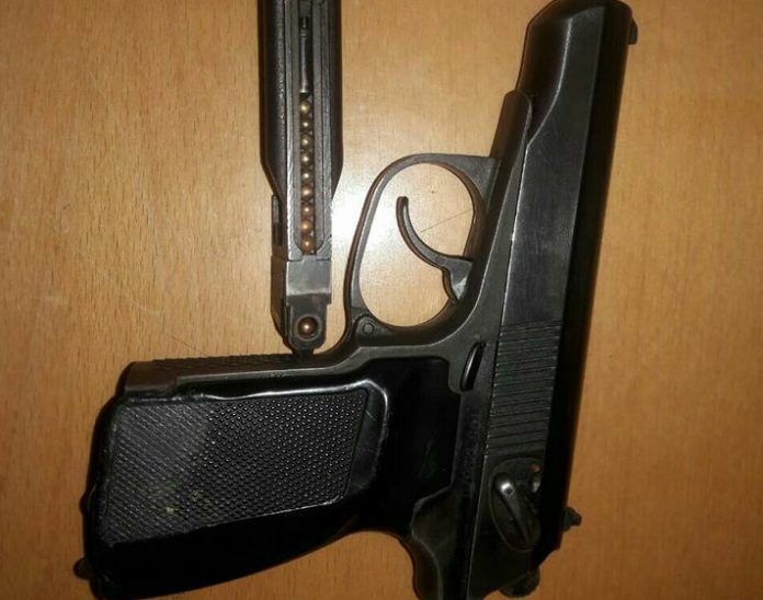 У Львові затримали двох чоловіків з пістолетом У Львові затримали двох чоловіків з пістолетом