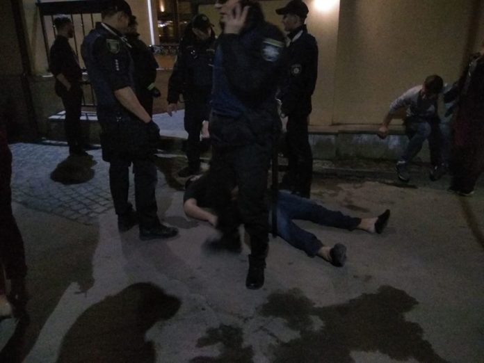 У Львові, в ресторані, після конфлікту з охороною помер чоловік У Львові, в ресторані, після конфлікту з охороною помер чоловік
