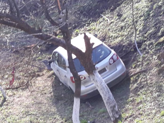 У Пустомитівському районі автомобіль зніс огорожу і злетів у яму – водій зник У Пустомитівському районі автомобіль зніс огорожу і злетів у яму – водій зник