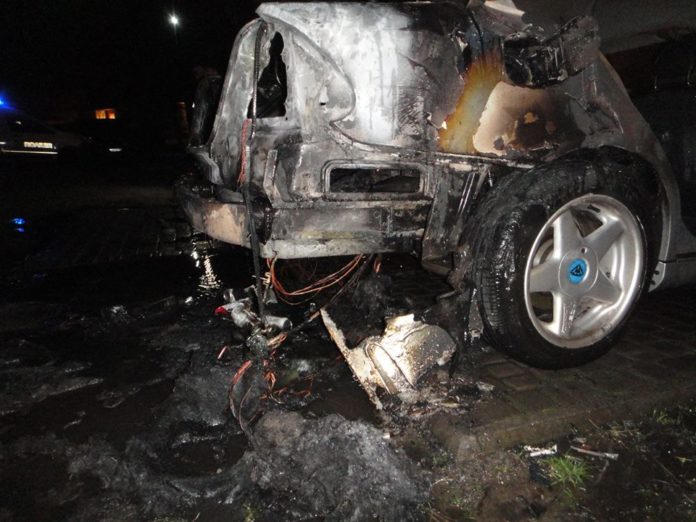 У Червонограді згорів автомобіль «Mercedes E 200» У Червонограді згорів автомобіль «Mercedes E 200»