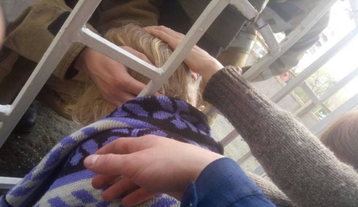 У Львові рятувальники звільнили дитину, яка застрягла головою у решітці У Львові рятувальники звільнили дитину, яка застрягла головою у решітці
