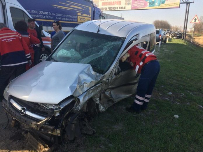 Унаслідок масштабної ДТП одна людина загинула, четверо – у лікарні Унаслідок масштабної ДТП одна людина загинула, четверо – у лікарні