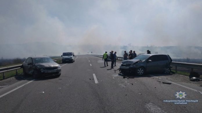 На Львівщині зіткнулися три автомобілі (фото) На Львівщині зіткнулися три автомобілі (фото)