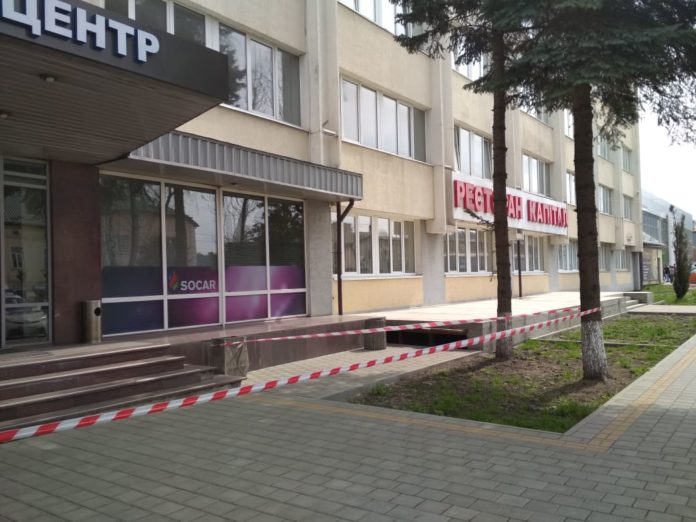 У Львові евакуювали людей з бізнес-центру, в якому повідомили про замінування (фото) У Львові евакуювали людей з бізнес-центру, в якому повідомили про замінування (фото)