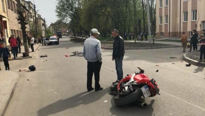 У Бродах мотоцикліст в’їхав у натовп людей: 5 осіб постраждали (відео) У Бродах мотоцикліст в’їхав у натовп людей: 5 осіб постраждали (відео)