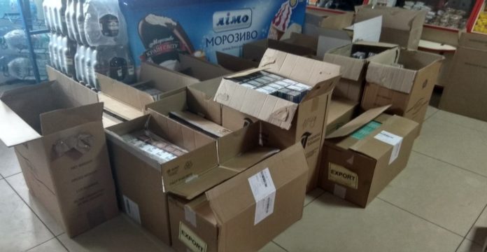 На Львівщині у магазині виявили велику кількість підроблених сигарет (фото) На Львівщині у магазині виявили велику кількість підроблених сигарет (фото)