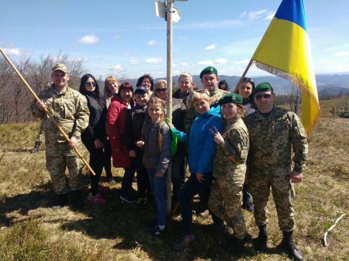 Прикордонники встановили прапор на одній з вершин Закарпаття (фото) Прикордонники встановили прапор на одній з вершин Закарпаття (фото)