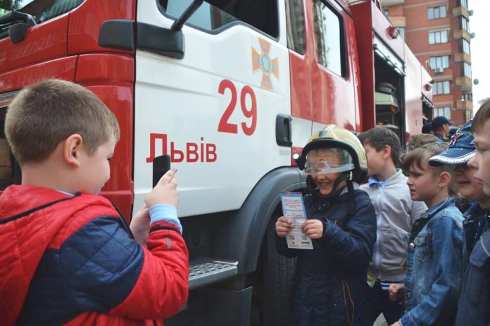 Львівські рятувальники провели тренінг з пожежної безпеки для маленьких школярів (фото) Львівські рятувальники провели тренінг з пожежної безпеки для маленьких школярів (фото)
