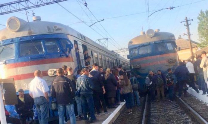 Біля Львова пасажири заблокували рух електропотягів (фото) Біля Львова пасажири заблокували рух електропотягів (фото)