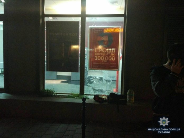 У Львові зловмисники вночі розбили вікна двох філій одного з банків (фото) У Львові зловмисники вночі розбили вікна двох філій одного з банків (фото)