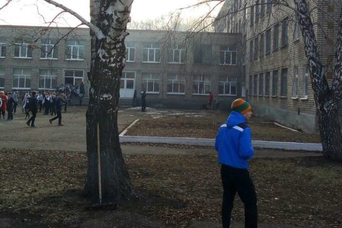 У Росії учень влаштував різанину й підпалив школу, а потім намагався накласти на себе руки У Росії учень влаштував різанину й підпалив школу, а потім намагався накласти на себе руки