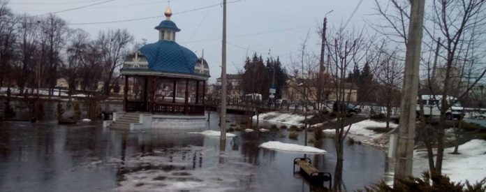 Повінь на Сумщині: поліція на човнах рятує людей (фото) Повінь на Сумщині: поліція на човнах рятує людей (фото)
