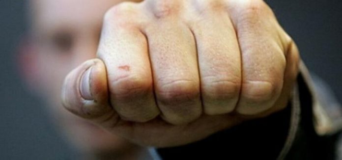 У Тернополі чоловік пацієнтки побив лікарку У Тернополі чоловік пацієнтки побив лікарку