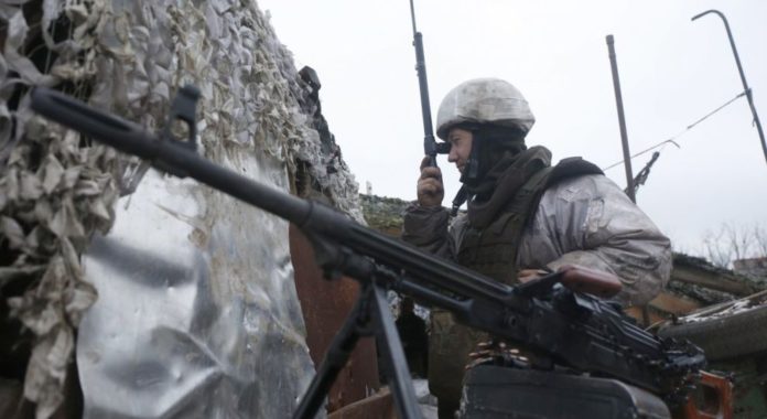 На Донбасі бойовики 39 разів обстріляли позиції українських військових На Донбасі бойовики 39 разів обстріляли позиції українських військових