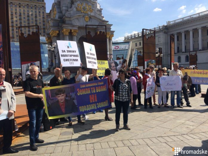 Сестра Савченко зібрала на Майдані 20 людей на її підтримку Сестра Савченко зібрала на Майдані 20 людей на її підтримку