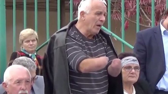 У Росії безрукого активіста звинуватили у спробі задушити поліцейського У Росії безрукого активіста звинуватили у спробі задушити поліцейського
