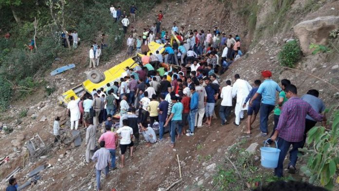 В Індії шкільний автобус впав з обриву: щонайменше 27 дітей загинули