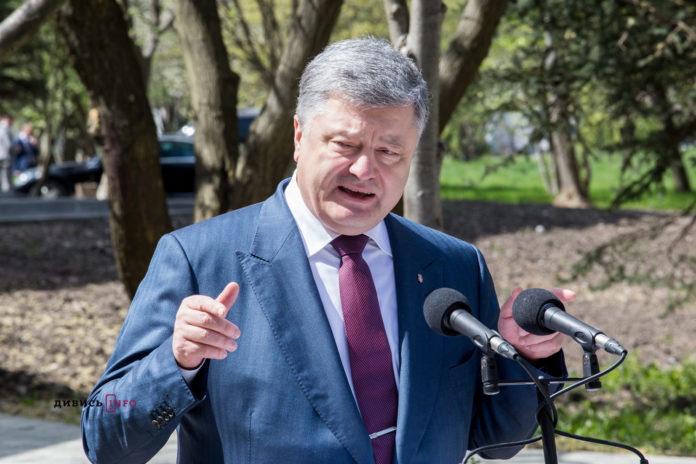 Порошенко ввів нові штрафи за порушення правили проїзду до Криму та зони АТО Порошенко ввів нові штрафи за порушення правили проїзду до Криму та зони АТО