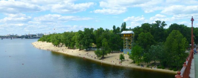 У Києві на Трухановому острові загорівся нудистський пляж У Києві на Трухановому острові загорівся нудистський пляж
