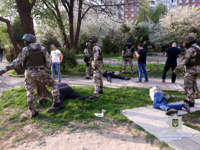 У Львові правоохоронці затримали групу зловмисників, котрі вимагали у місцевого мешканця 20 тисяч доларів У Львові правоохоронці затримали групу зловмисників, котрі вимагали у місцевого мешканця 20 тисяч доларів