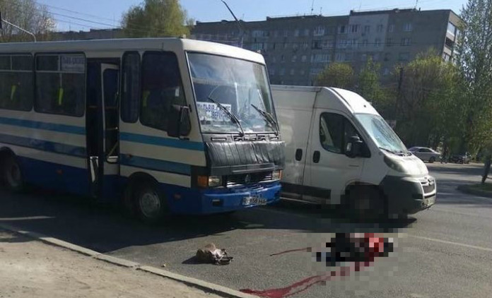 У Львові водій маршрутки збив на смерть жінку, яка переходила дорогу на «червоний» (фото) У Львові водій маршрутки збив на смерть жінку, яка переходила дорогу на «червоний» (фото)