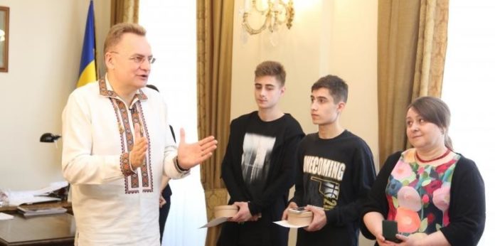 У Львові троє дітей-сиріт отримали ордери на квартири У Львові троє дітей-сиріт отримали ордери на квартири