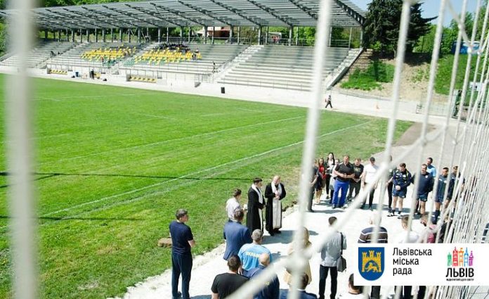 Напередодні матчу Чемпіонату Європи з регбі освятили стадіон «Юність» Напередодні матчу Чемпіонату Європи з регбі освятили стадіон «Юність»