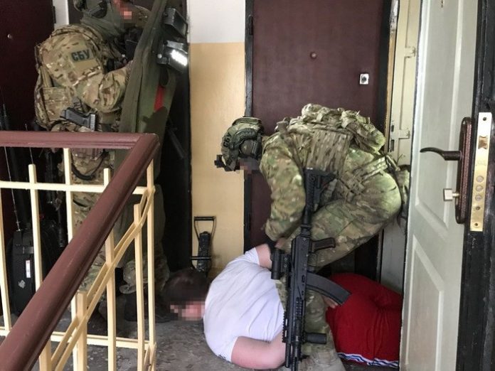 У Києві виявили групу торговців зброєю, вивезеною з АТО (фото, відео) У Києві виявили групу торговців зброєю, вивезеною з АТО (фото, відео)