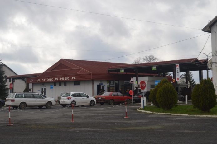 Жінка намагалася перетнути кордон з Угорщиною, заховавшись між сидіннями авто Жінка намагалася перетнути кордон з Угорщиною, заховавшись між сидіннями авто