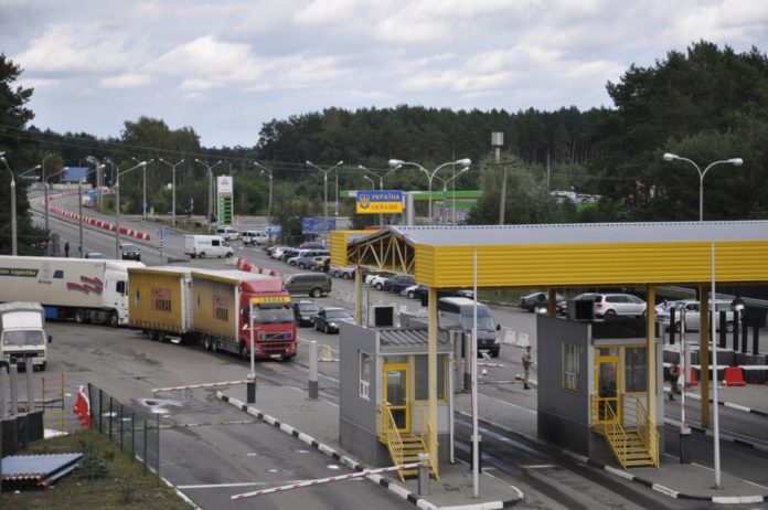 На кордоні з Польщею застрягли сотні автомобілів На кордоні з Польщею застрягли сотні автомобілів
