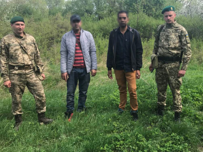 Біля кордону з Польщею затримали двох громадян Індії Біля кордону з Польщею затримали двох громадян Індії